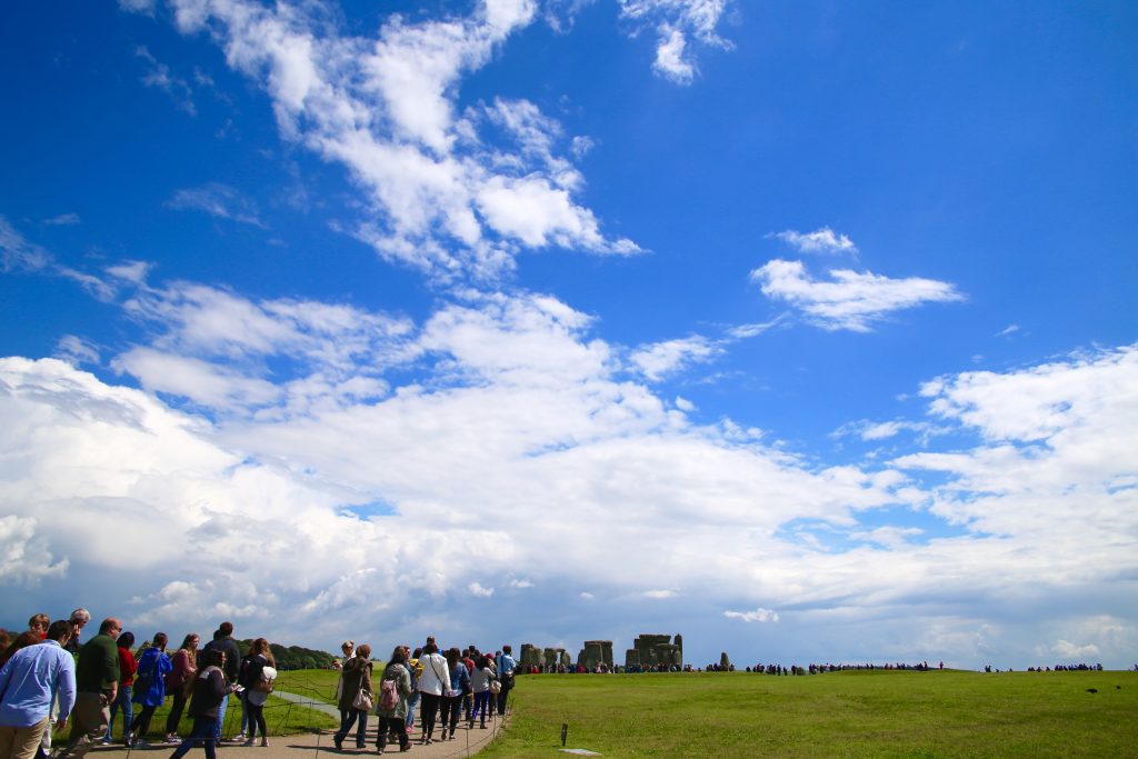 crowds walking to stonehenge
