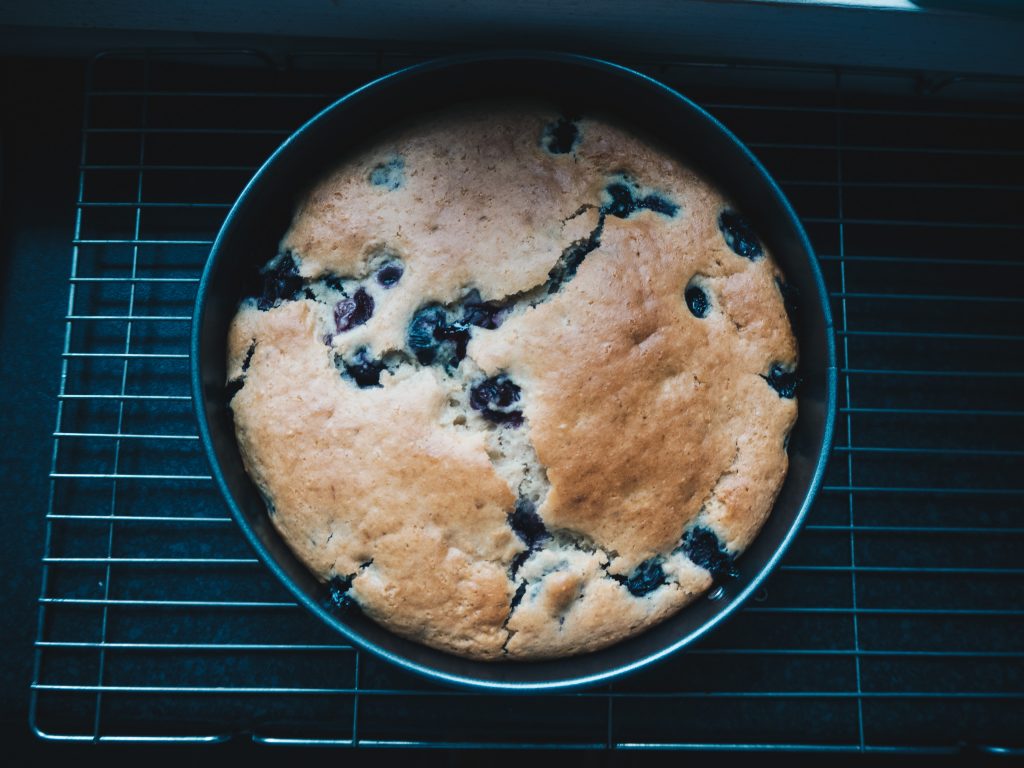 vegan-lemon-and-blueberry-cake-cooling