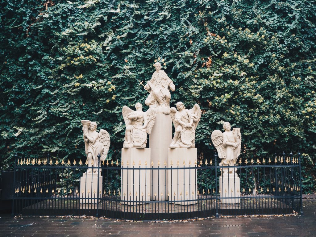 primates palace statues