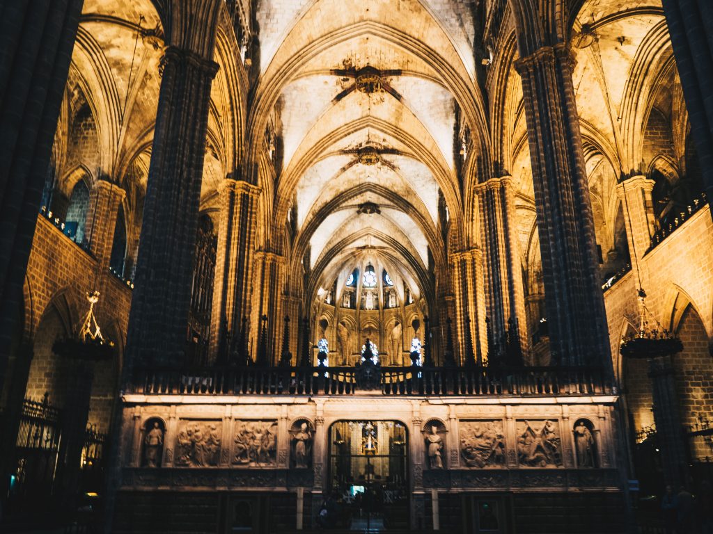 arches in barcelona cathedral