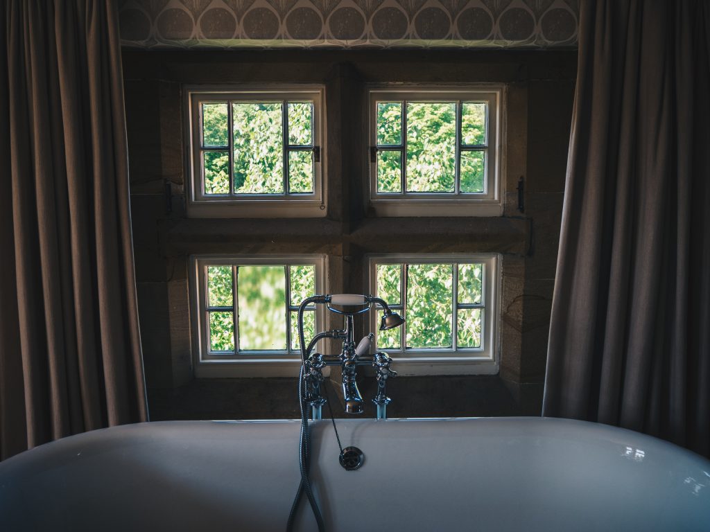 room bath window