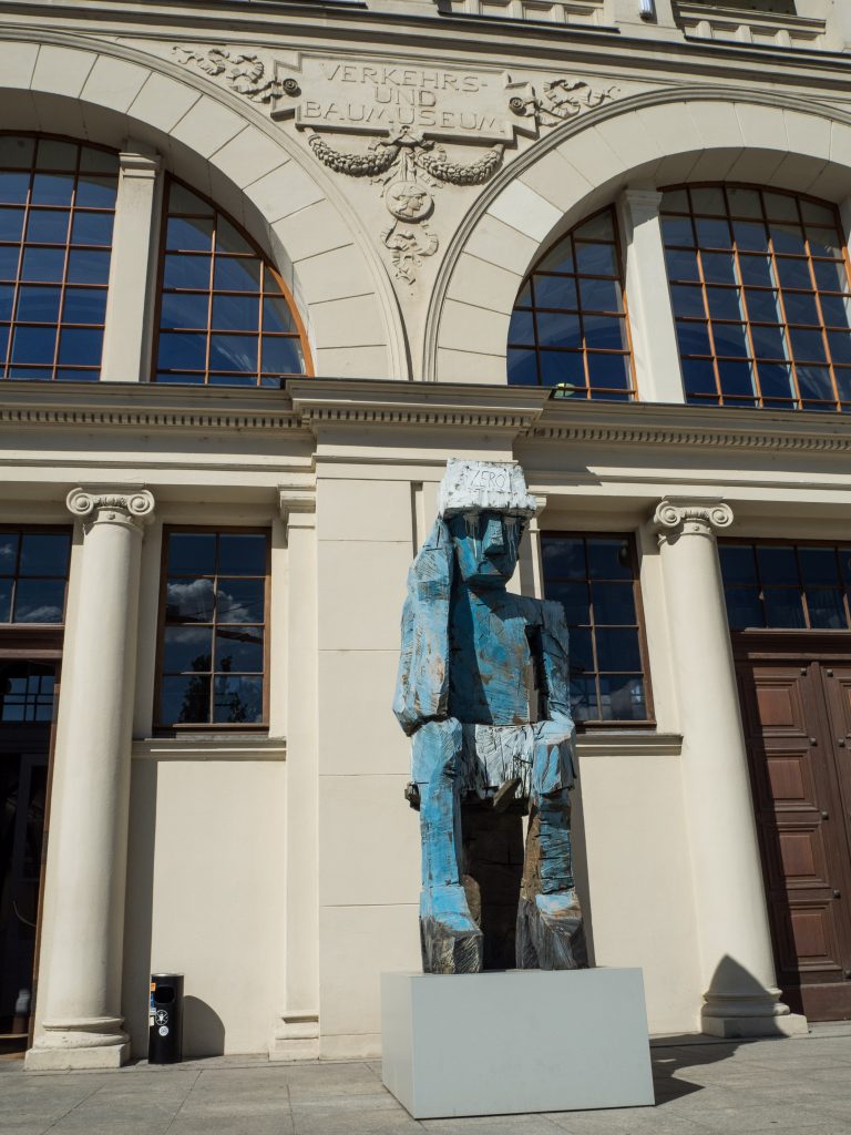 Bahnhof exterior statue